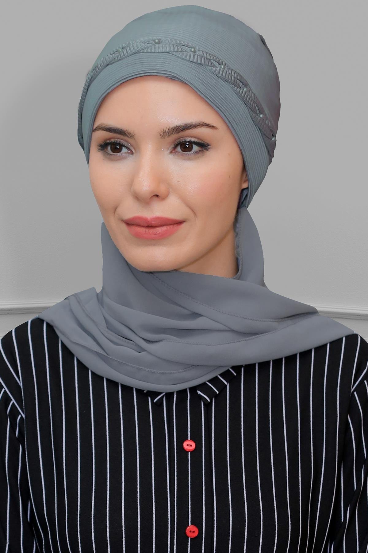 Gri Pratik Hazır Geçmeli Tesettür Bone Fukuro Piliseli Örgülü Şifon Atkılı 1825A_15