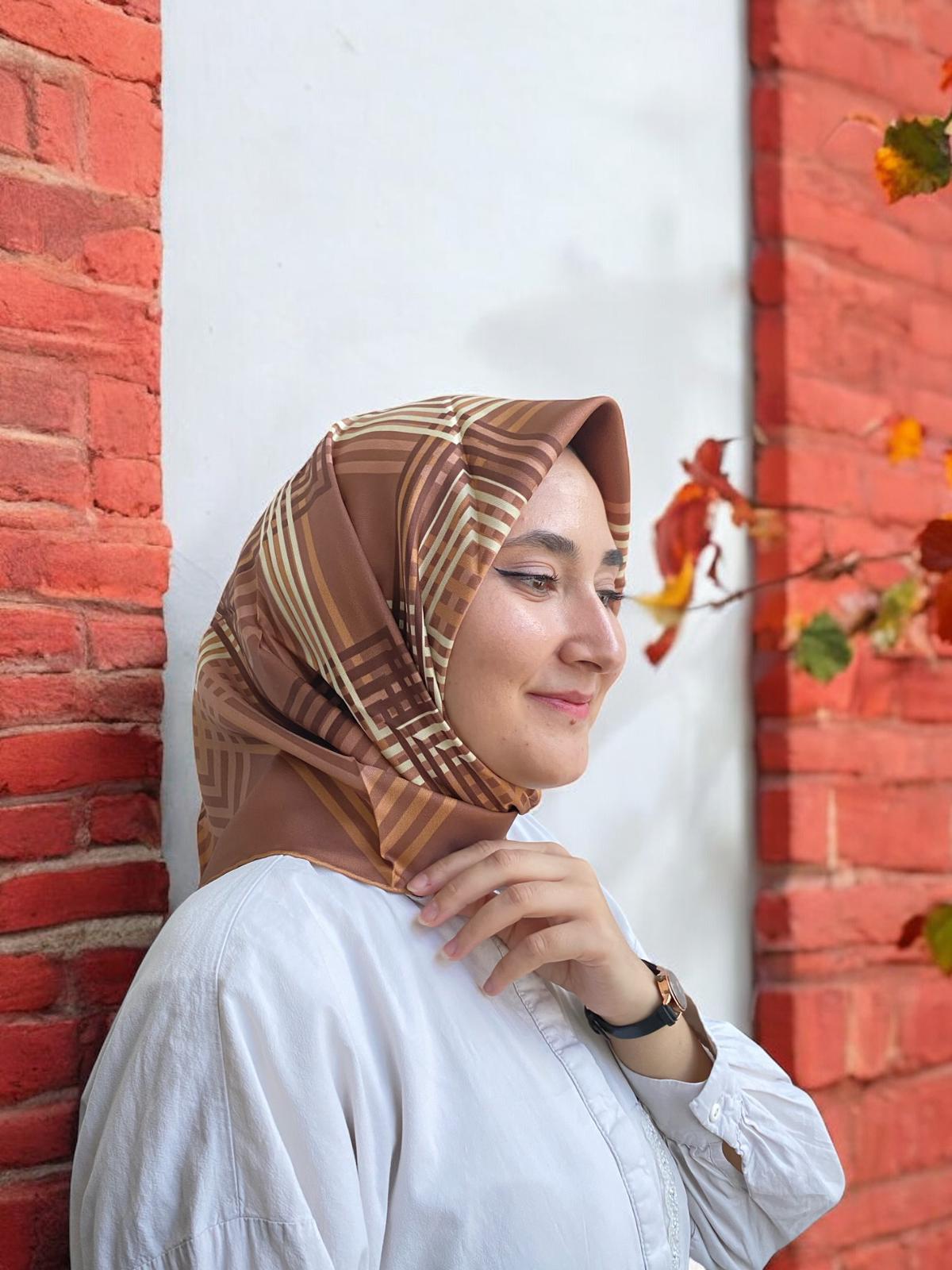 L'awilia Kahverengi Camel Çizgili Geometrik Desen Tivil İpek Eşarp 29011-28