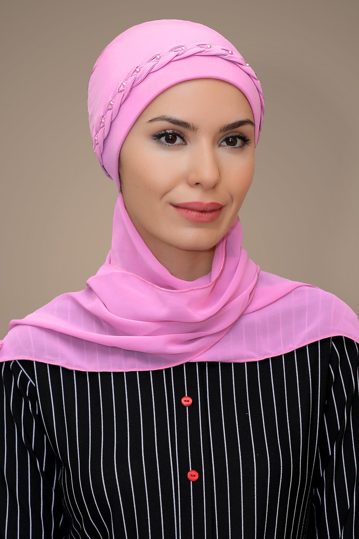Pembe Pratik Hazır Geçmeli Tesettür Bone Sandy Kumaş Örgülü Güllü Şifon Atkılı 1203A_04