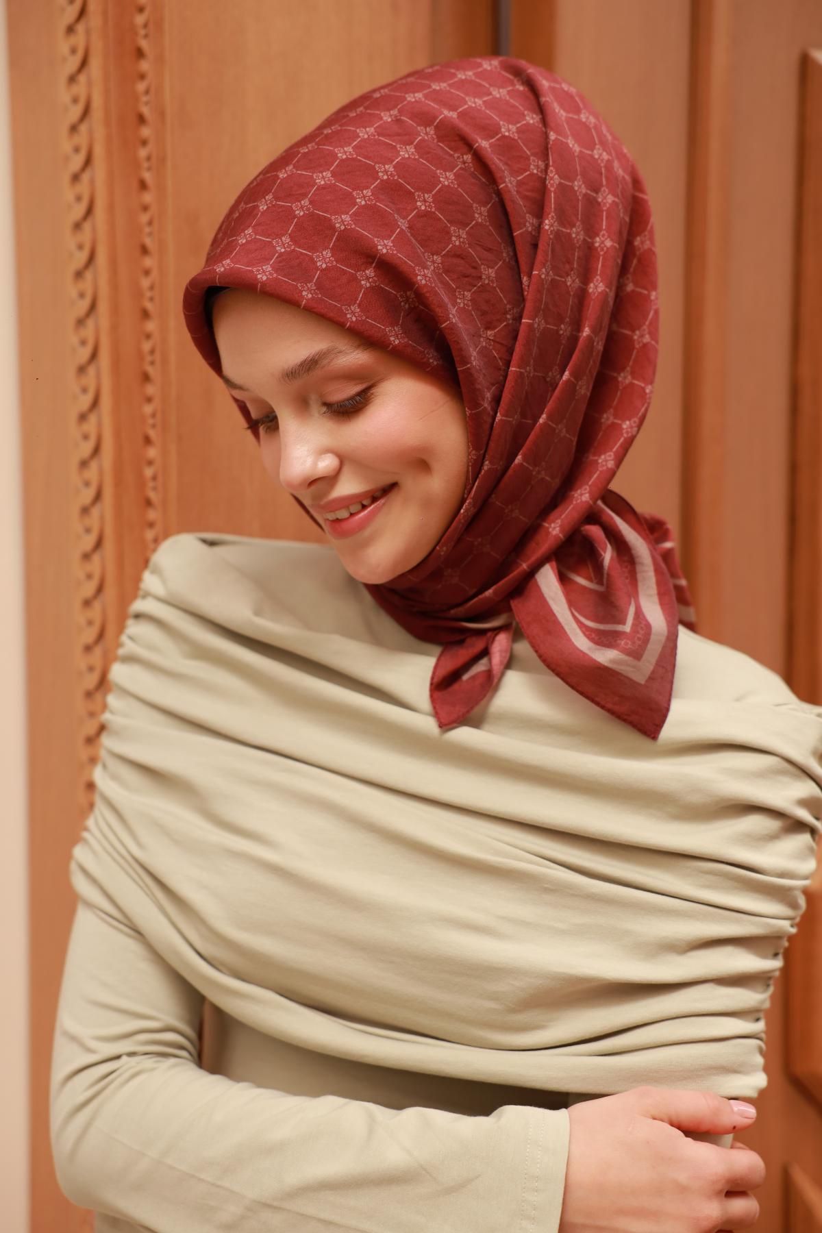 Silk Home Olinda Eşarp IST 22.00.48001.67 Kiremit Bordo, Taş Monogram Desen