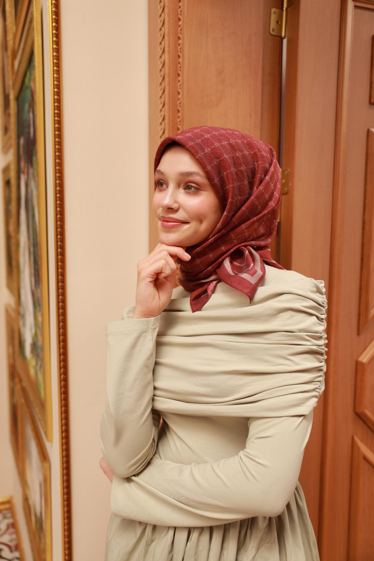 Silk Home Olinda Eşarp IST 22.00.48001.67 Kiremit Bordo, Taş Monogram Desen