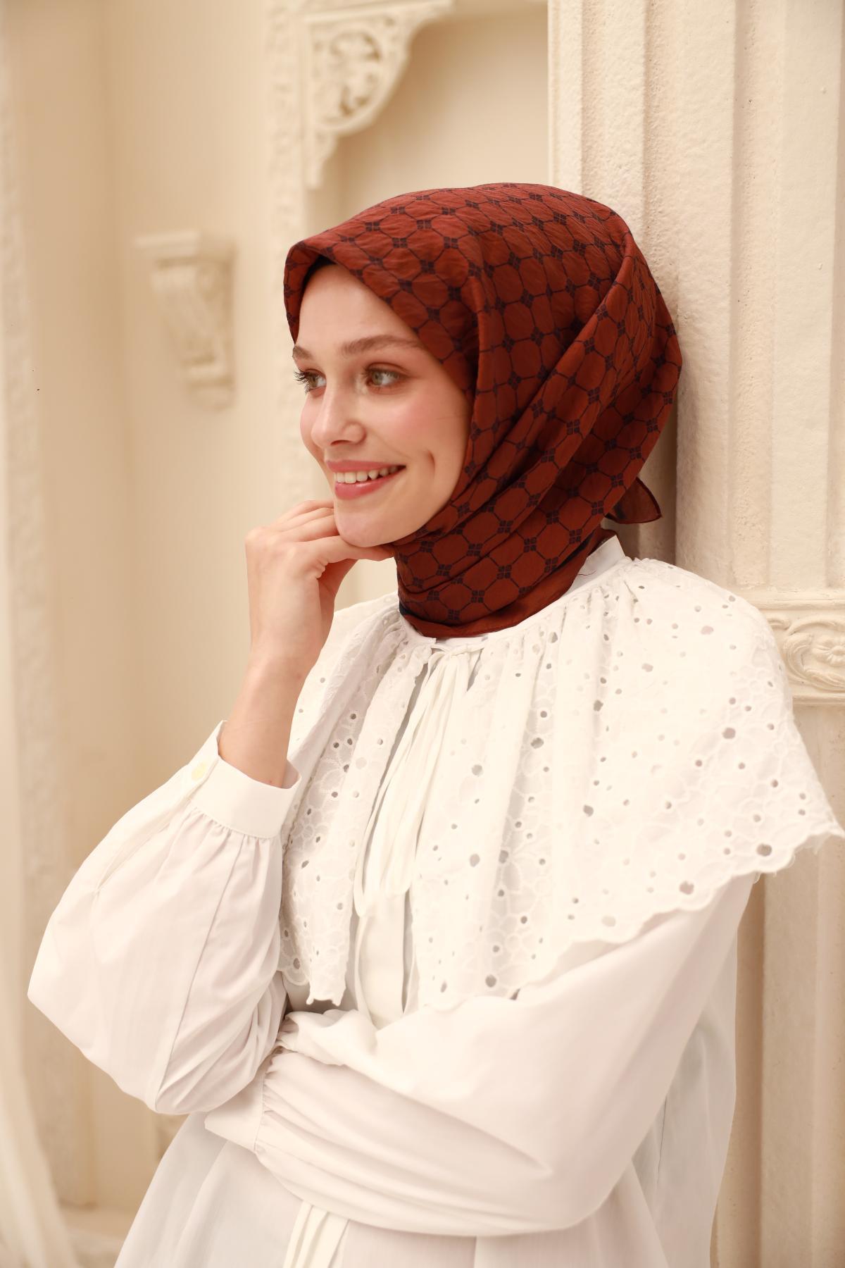 Silk Home Olinda Eşarp IST 22.00.48001.63 Kiremit, Lacivert Monogram Desen