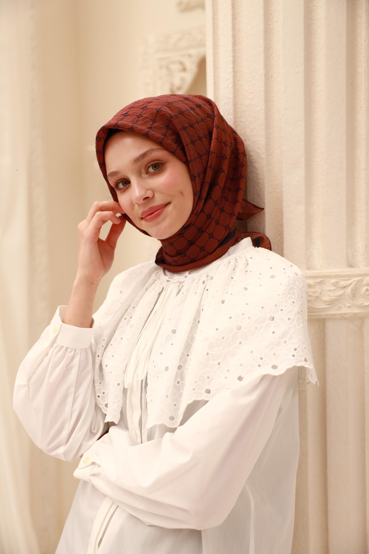 Silk Home Olinda Eşarp IST 22.00.48001.63 Kiremit, Lacivert Monogram Desen
