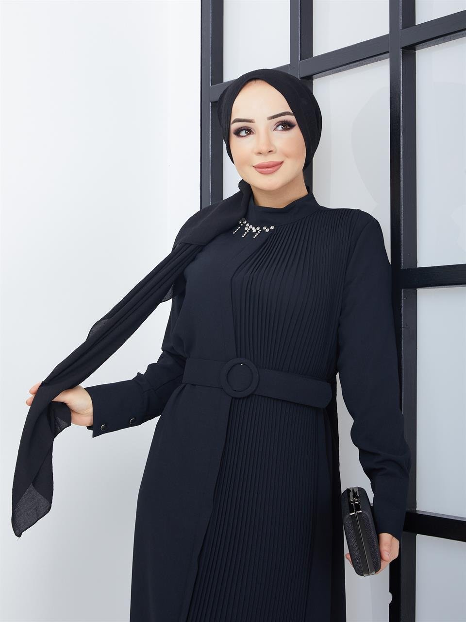 Yakası Taşlı Piliseli Tesettür Elbise 20258 Siyah