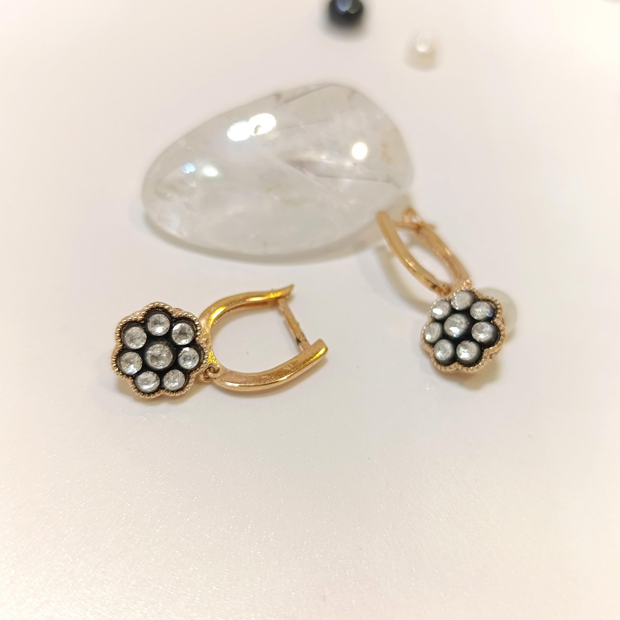 0,48ct Elmas Gül Modeli Küpe 8K Altın HD videolu
