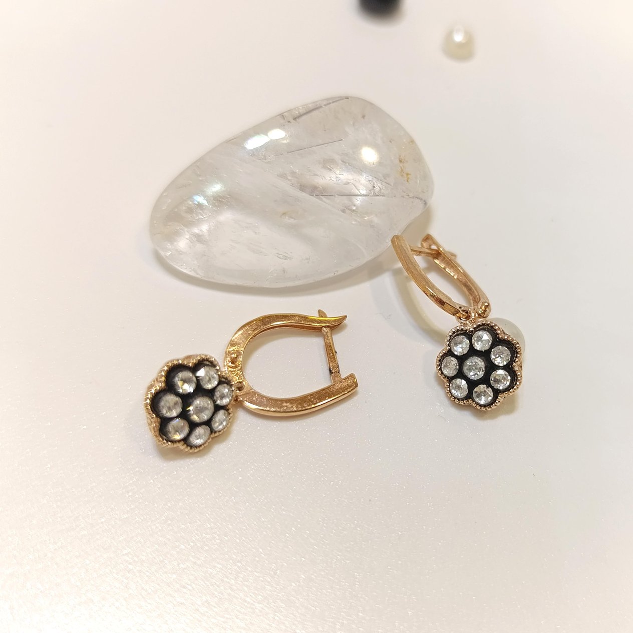 0,48ct Elmas Gül Modeli Küpe 8K Altın HD videolu