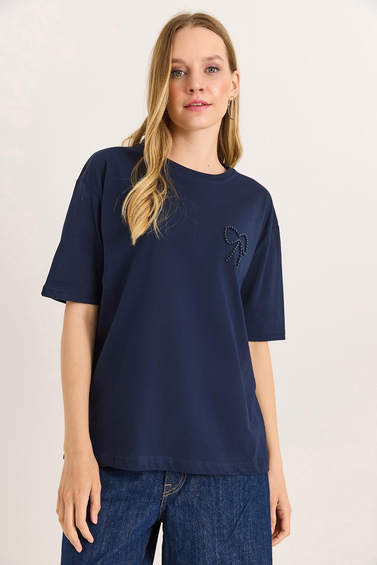 Fiyonk Detaylı Rahat Kesim Kadın Tshirt Lacivert