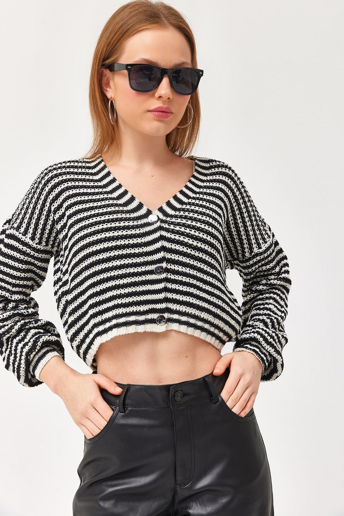 Ajurlu Düğmeli Crop Triko Hırka Siyah