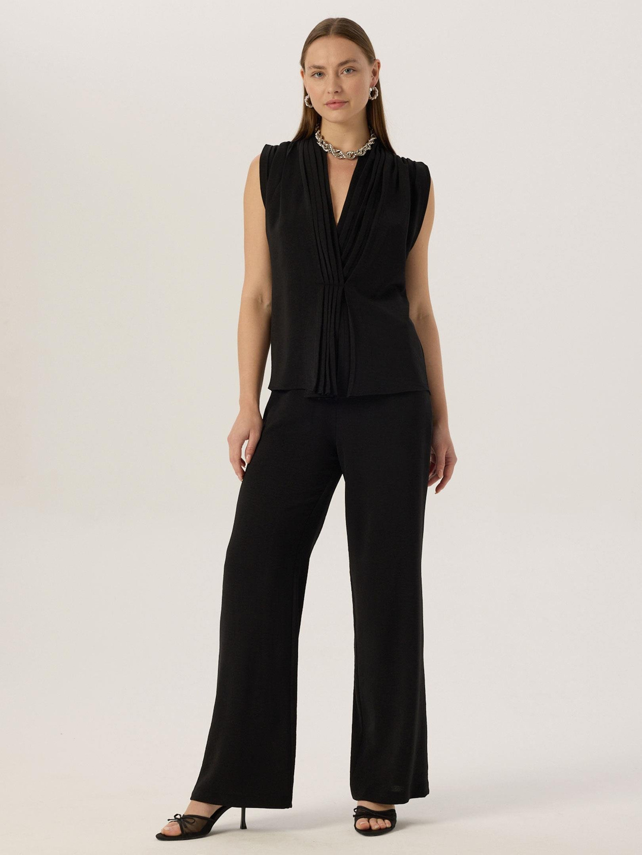 24SS109023 ÖNÜ PİLELİ V YAKALI KOLSUZ BLUZ Kategorisiz Modelleri