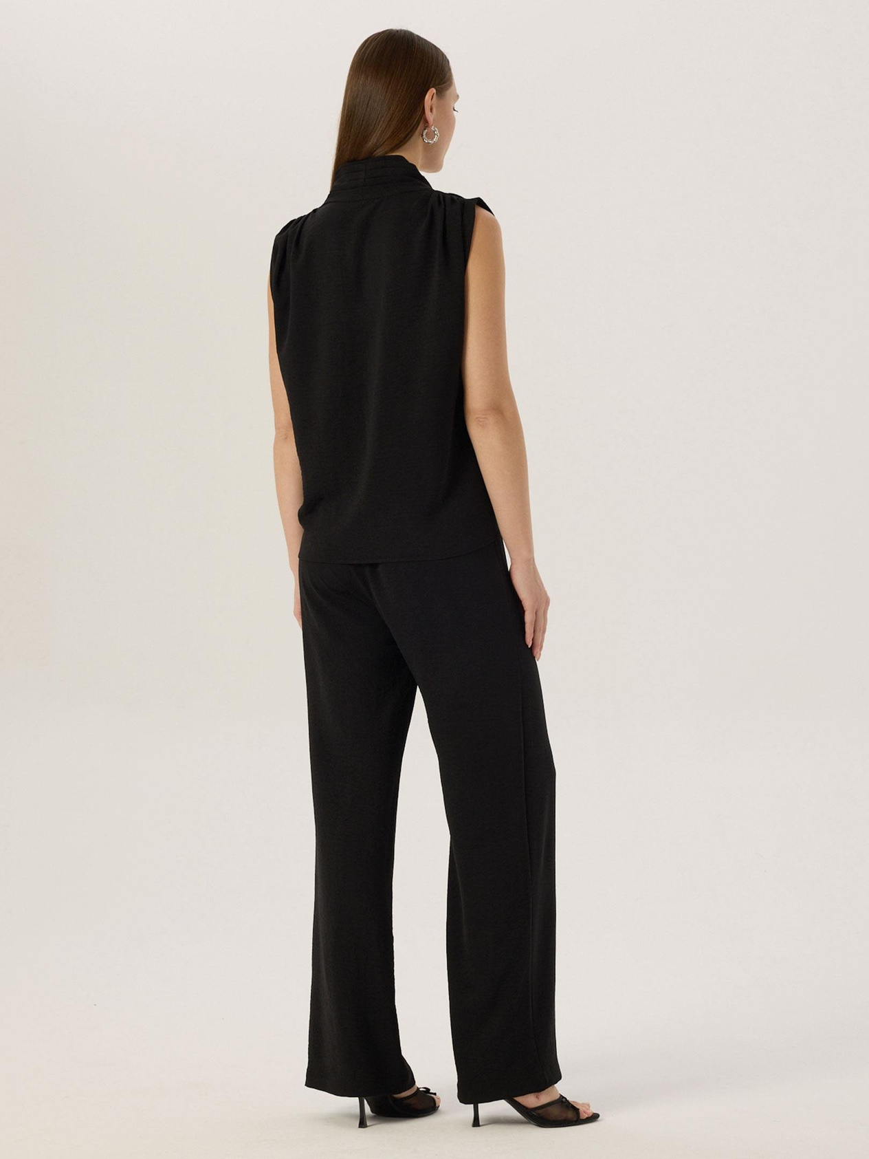 24SS109023 ÖNÜ PİLELİ V YAKALI KOLSUZ BLUZ Kategorisiz Modelleri