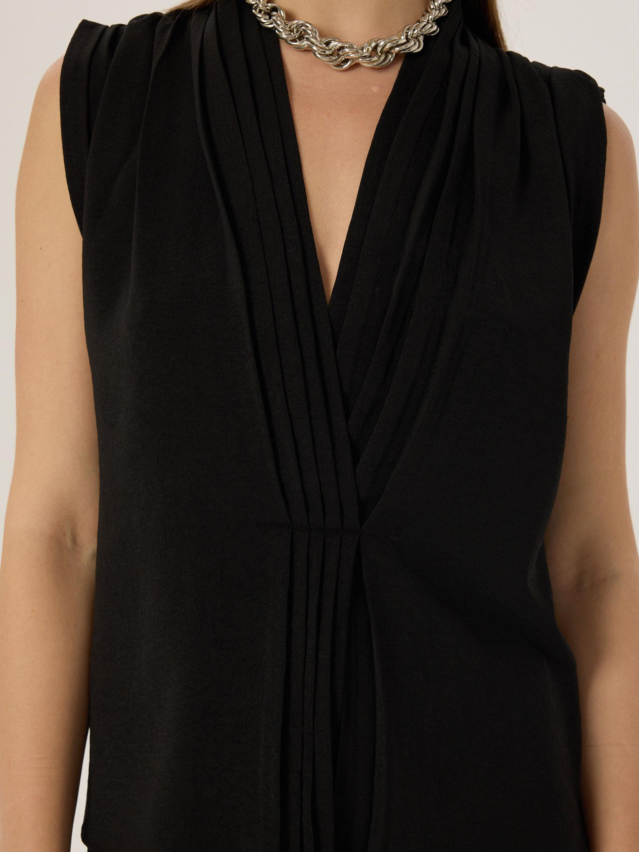 24SS109023 ÖNÜ PİLELİ V YAKALI KOLSUZ BLUZ Kategorisiz Modelleri