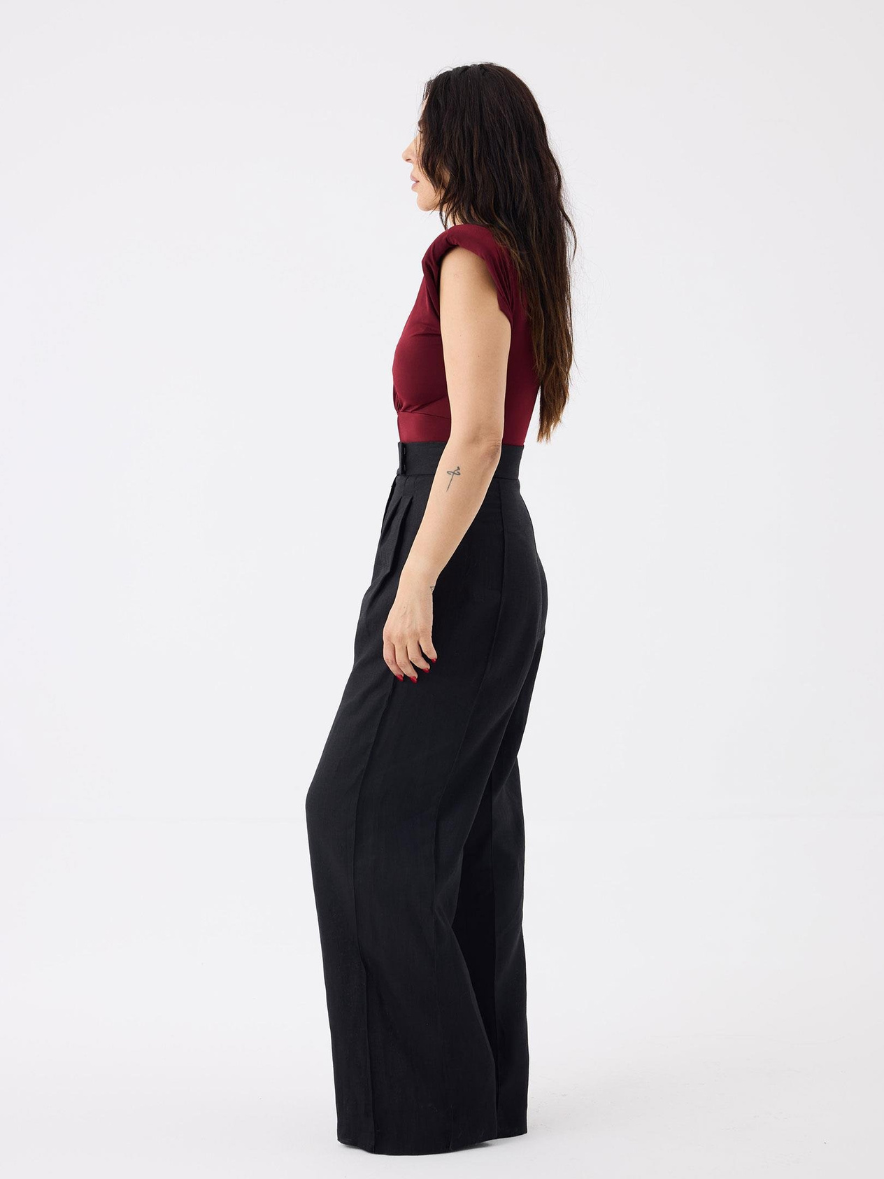 Önü Burgu ve Omuzları Vatka Detaylı Kolsuz İkonik Body - Bordo Body Modelleri