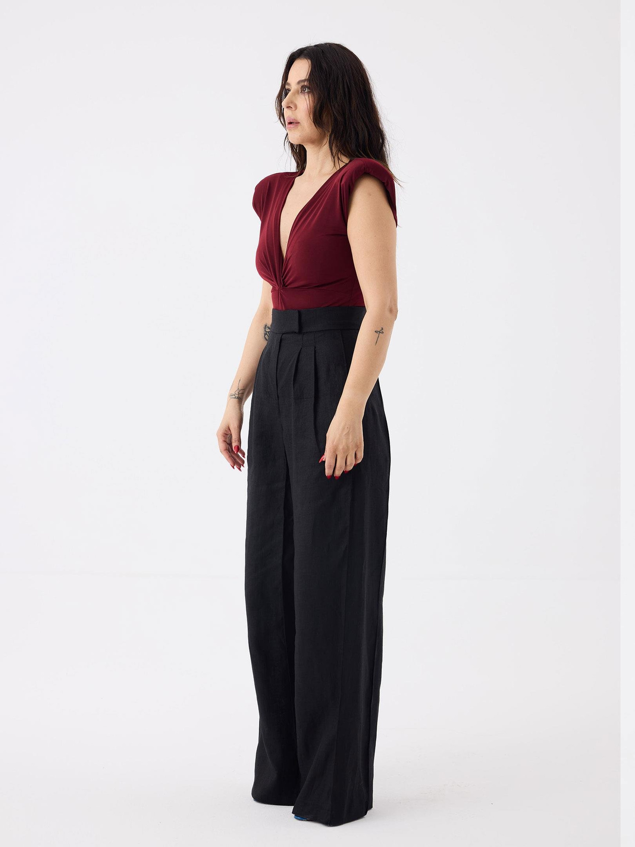 Önü Burgu ve Omuzları Vatka Detaylı Kolsuz İkonik Body - Bordo Body Modelleri