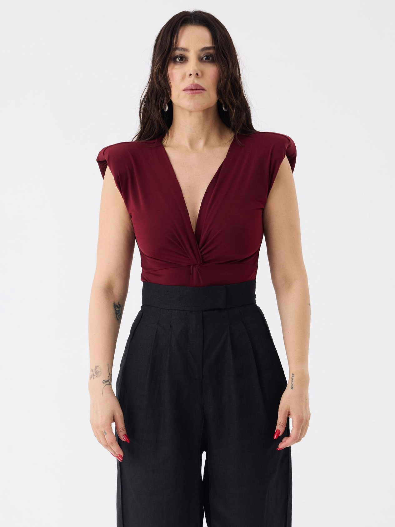 Önü Burgu ve Omuzları Vatka Detaylı Kolsuz İkonik Body - Bordo Body Modelleri