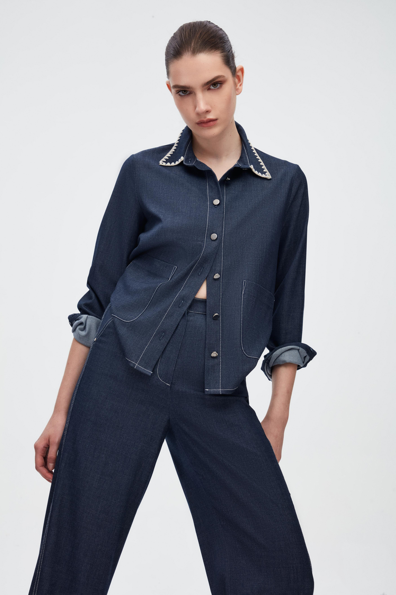 NAKIŞ DETAYLI DENIM GÖMLEK