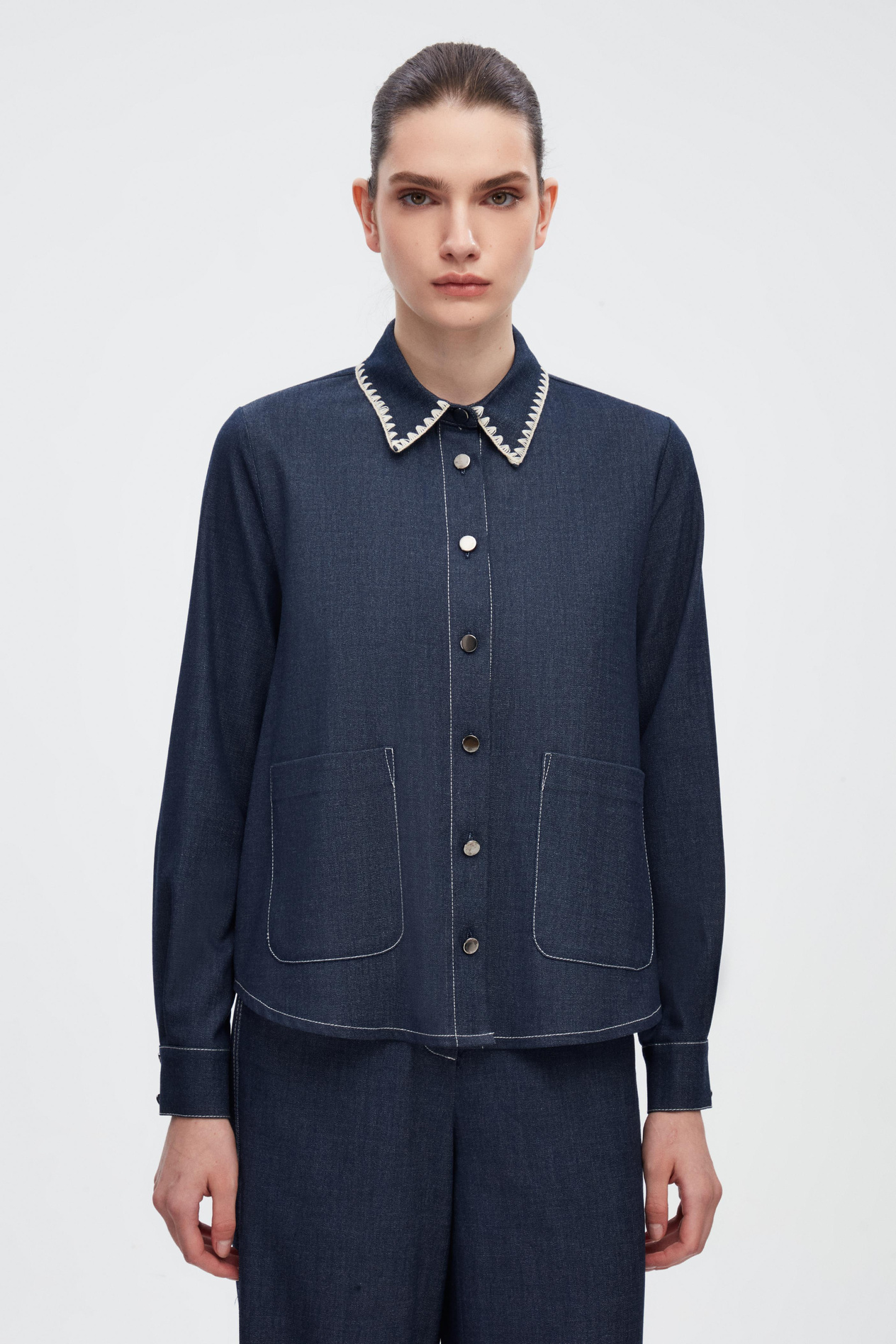 NAKIŞ DETAYLI DENIM GÖMLEK