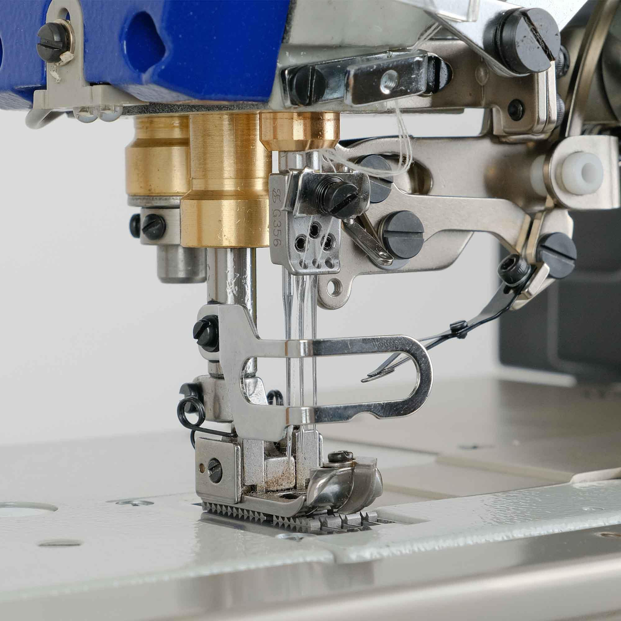 FDM Stron H7-01CB/UT/WP/B Otomatik Etek Reçme Makinesi, Direct Drive, İplik Kesmeli, Ayak Kaldırmalı, Kafadan Motorlu, Tabla ve Tekerlekli Ayak