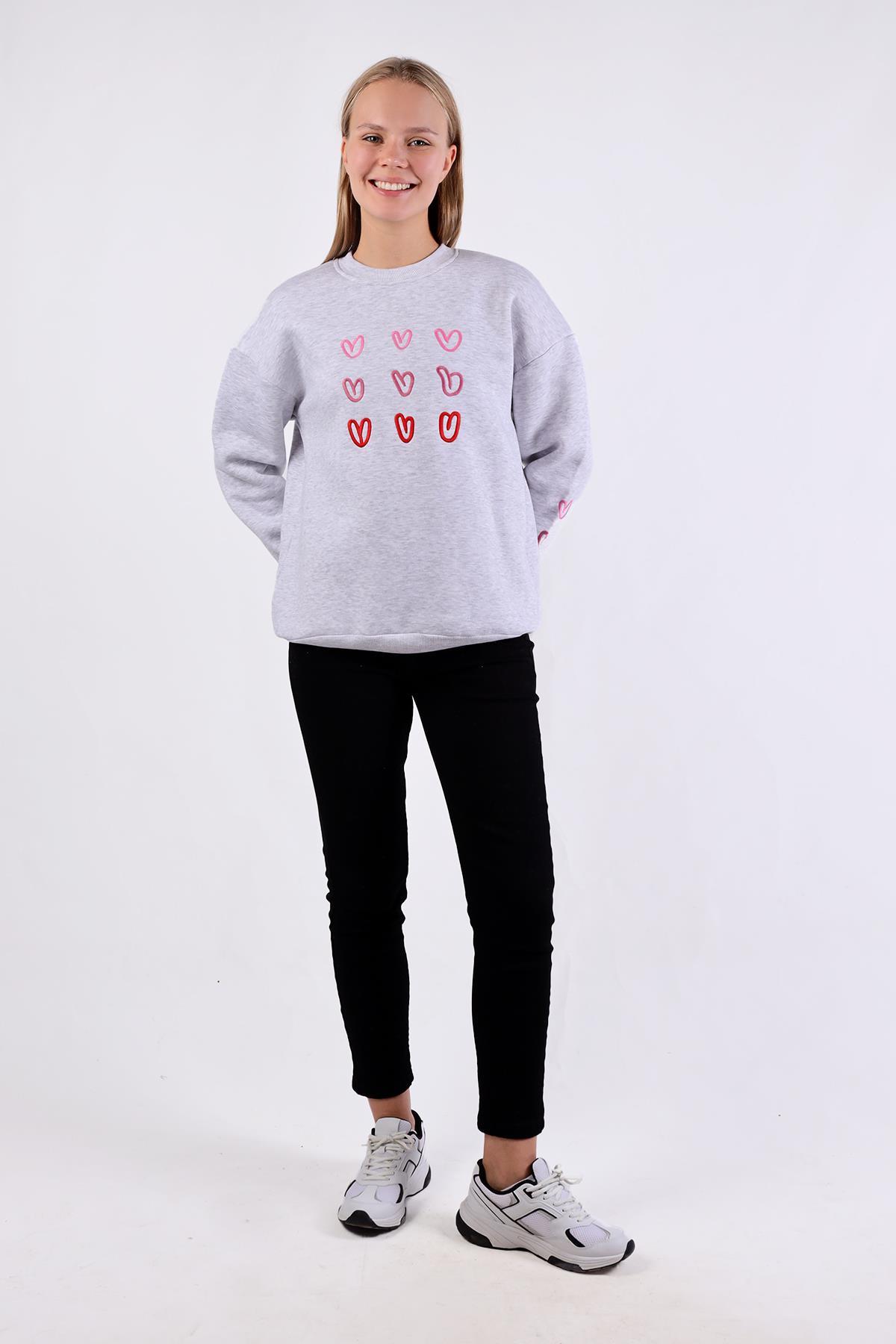 9175M Bisiklet Yaka Kalp Nakışlı Sweat Gri