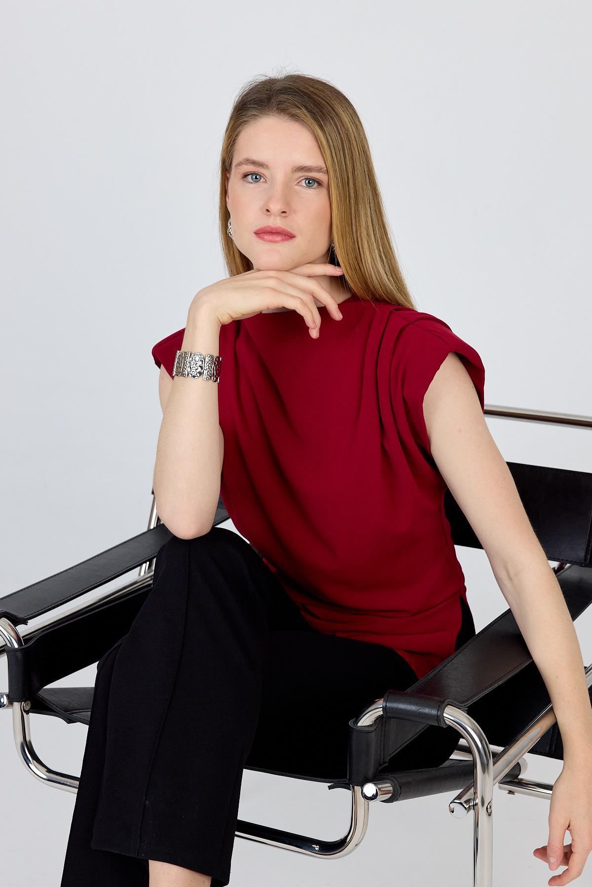 Bordo Vatkalı Asimetrik Kesim Kolsuz Bluz 242185