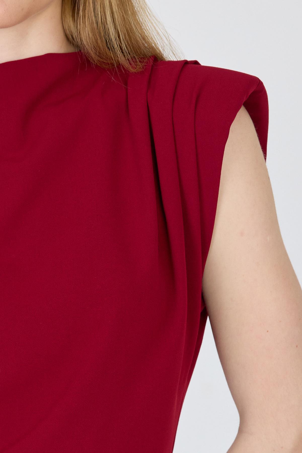 Bordo Vatkalı Asimetrik Kesim Kolsuz Bluz 242185