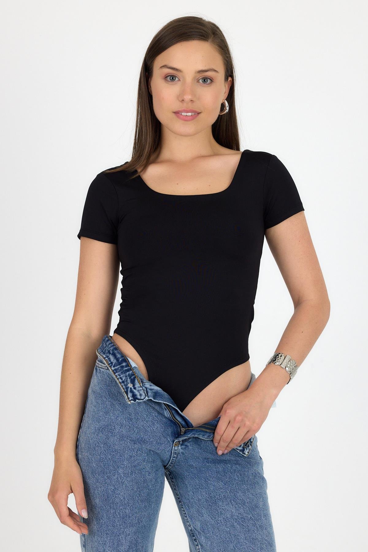 Siyah Kare Yaka Vücuda Oturan Çıtçıtlı Body 9197M