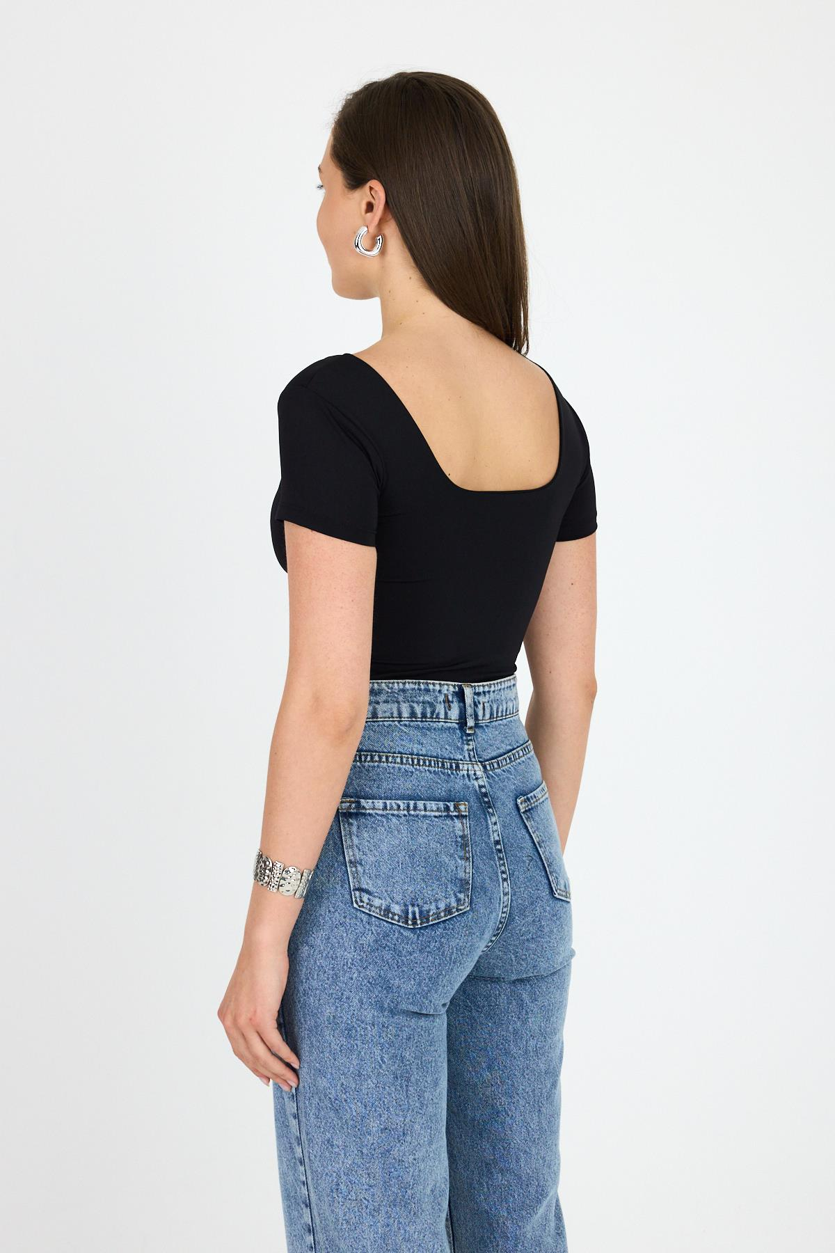 Siyah Kare Yaka Vücuda Oturan Çıtçıtlı Body 9197M