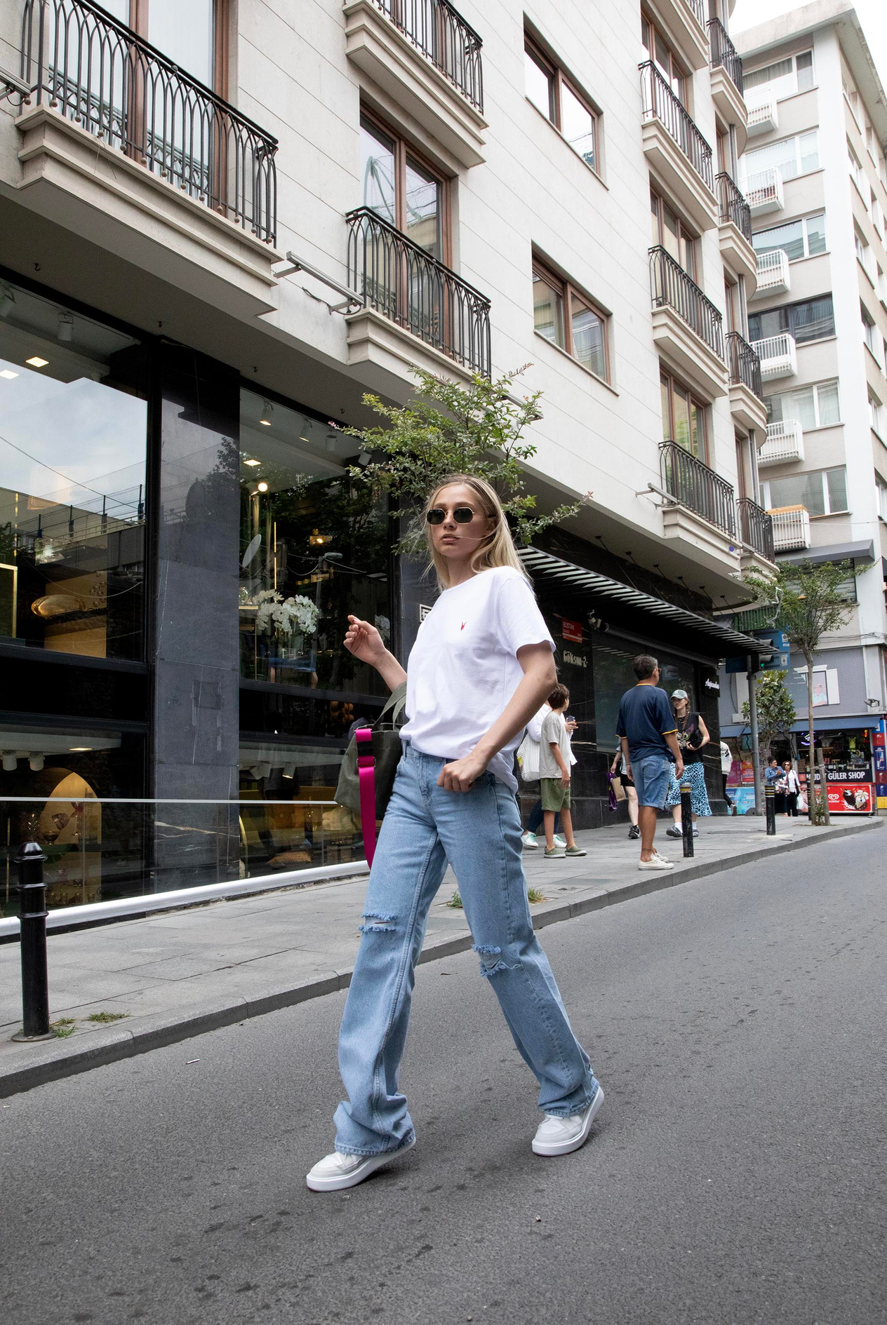 Kadın Dekoratif Yırtıklı Düz Kesim Jean