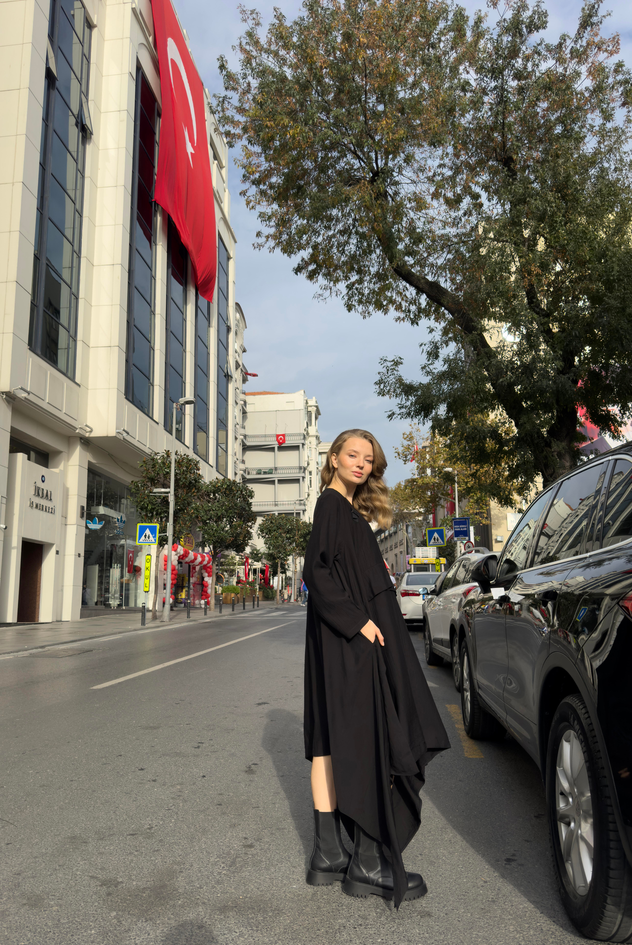 Kadın Tasarım Asimetrik Kesim Elbise