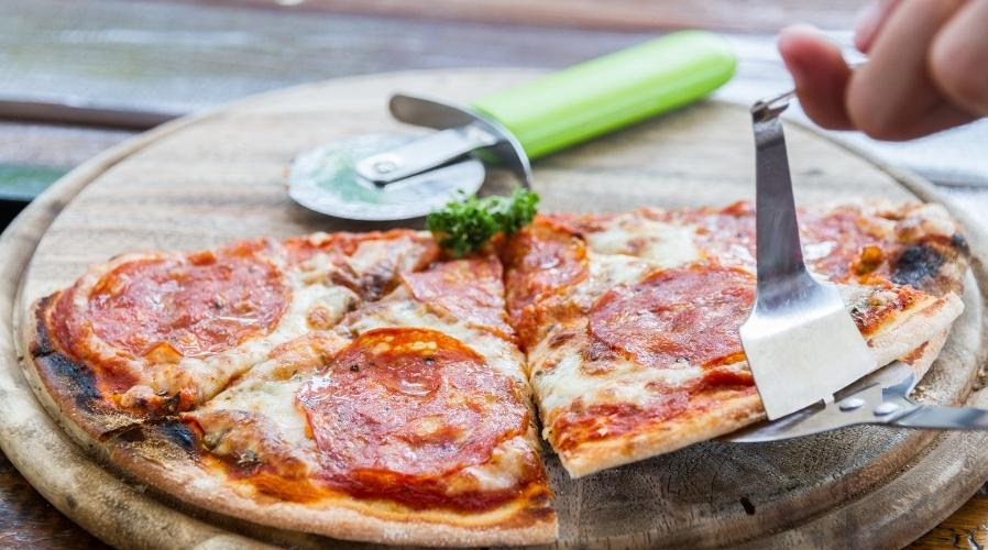 Salamlı Pizza Tarifi