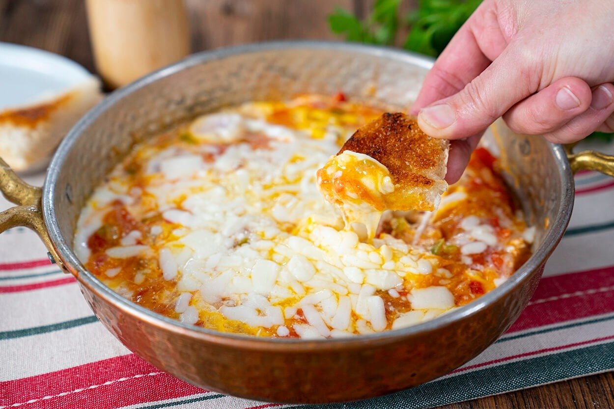 Yaman Peynircilikten Lezzet Sırları: Kaşarlı Menemen Nasıl Yapılır?