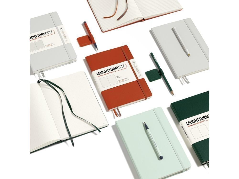 Leuchttrum 1917 Medium(A5) Sert Kapak, 251 Numaralandırılmış Noktalı Sayfa Defter Port Red 359695