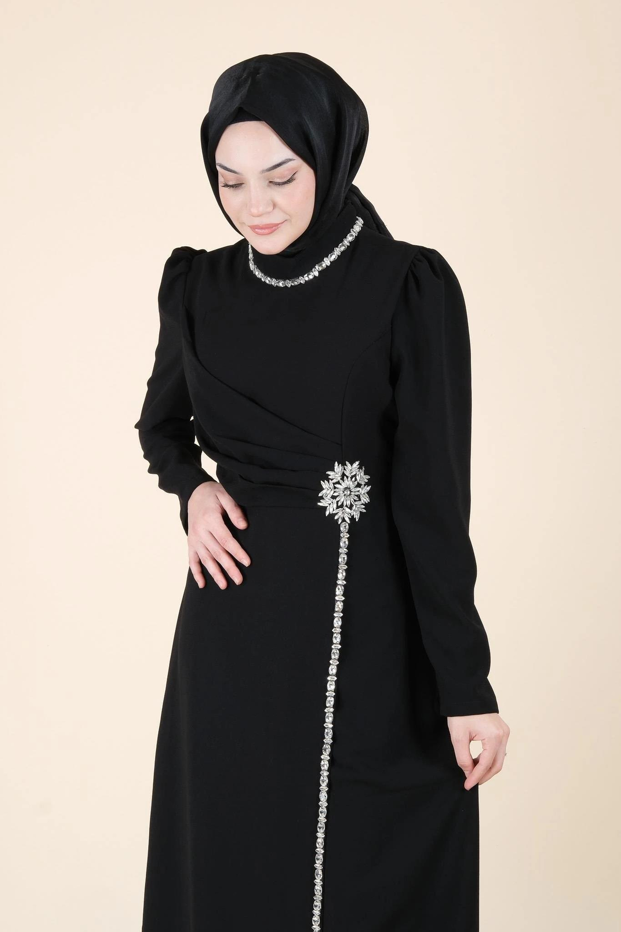 4602 Beli Ve Boynu Taşlı Abiye Elbise - Siyah