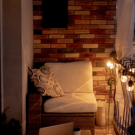 küçük balkon dekorasyonu aydınlatma