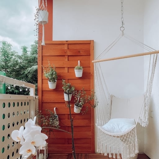 küçük balkon dekorasyonu duvarları değerlendirin