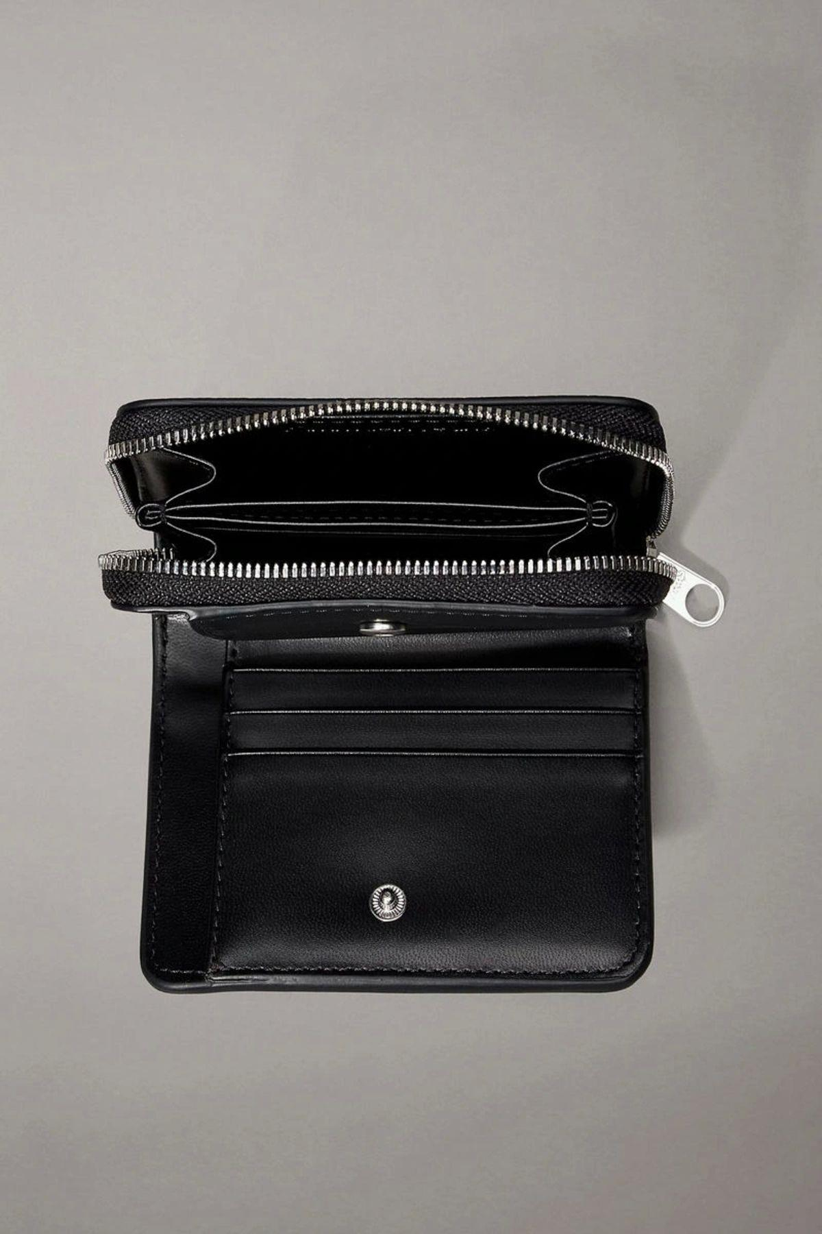 minimal-monogram-md-zip-around-f8857c.jpg
