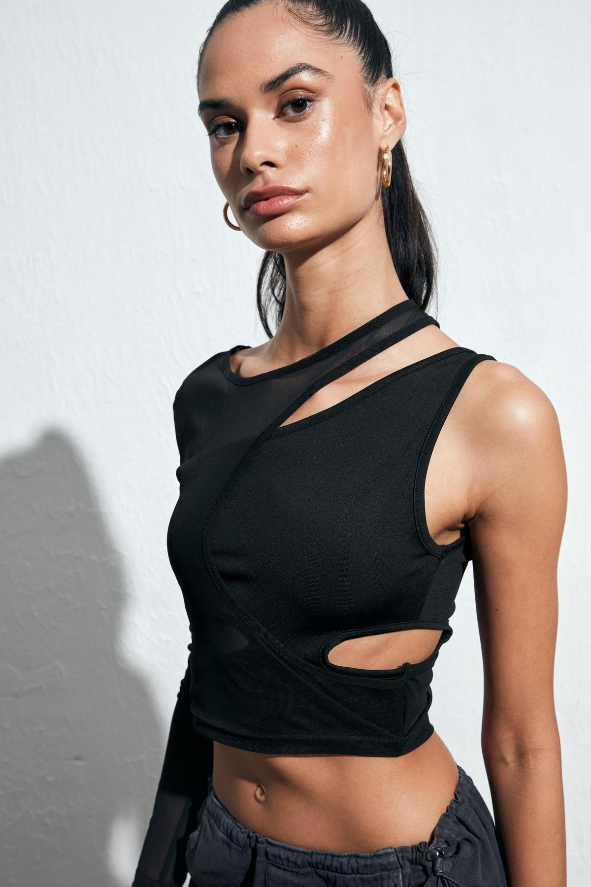 tul-detayli-cut-out-bluz-siyah-c3c-51.jpg