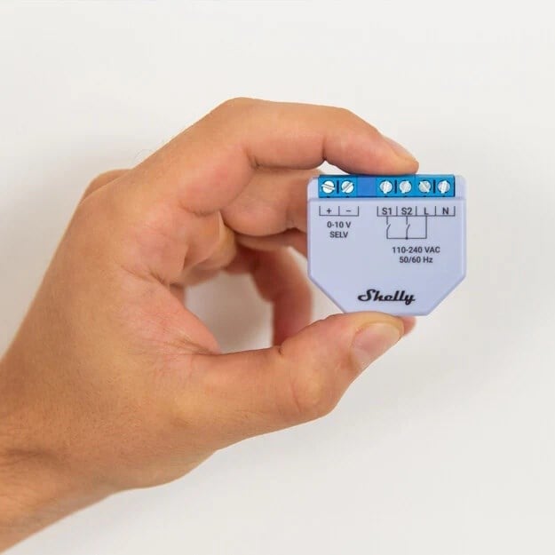 Shelly Plus 0-10V Dimmer kompakt akıllı dimmer modülü elde boyut gösterimi