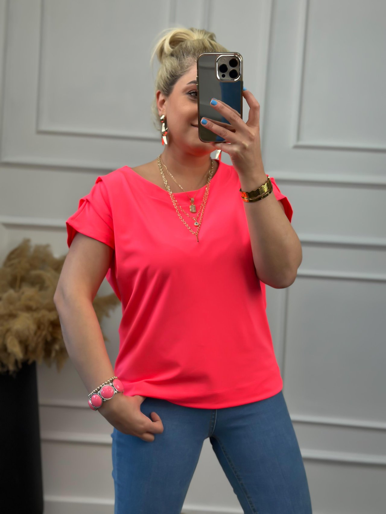 Yuvarlak Yaka Omuzu Drapeli Bluz NEON PEMBE-23YUST000022