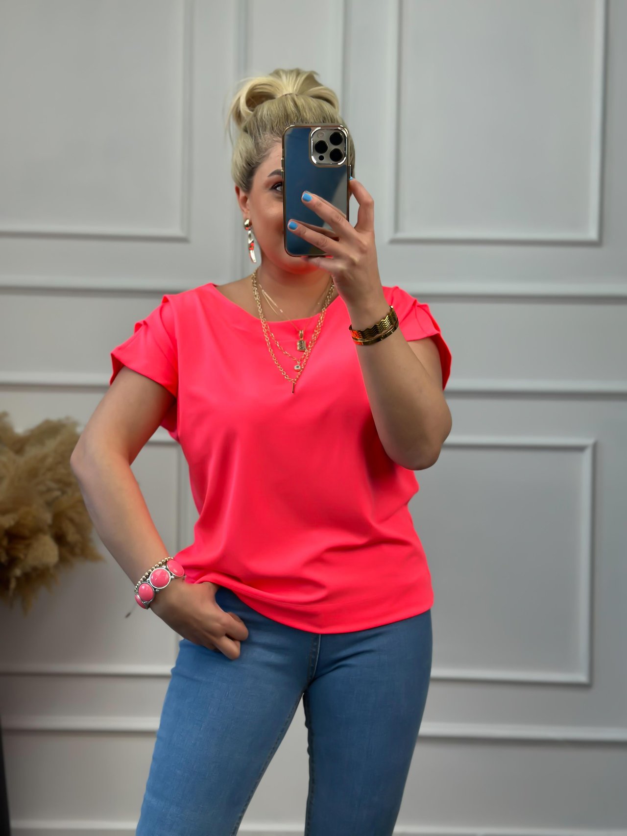 Yuvarlak Yaka Omuzu Drapeli Bluz NEON PEMBE-23YUST000022