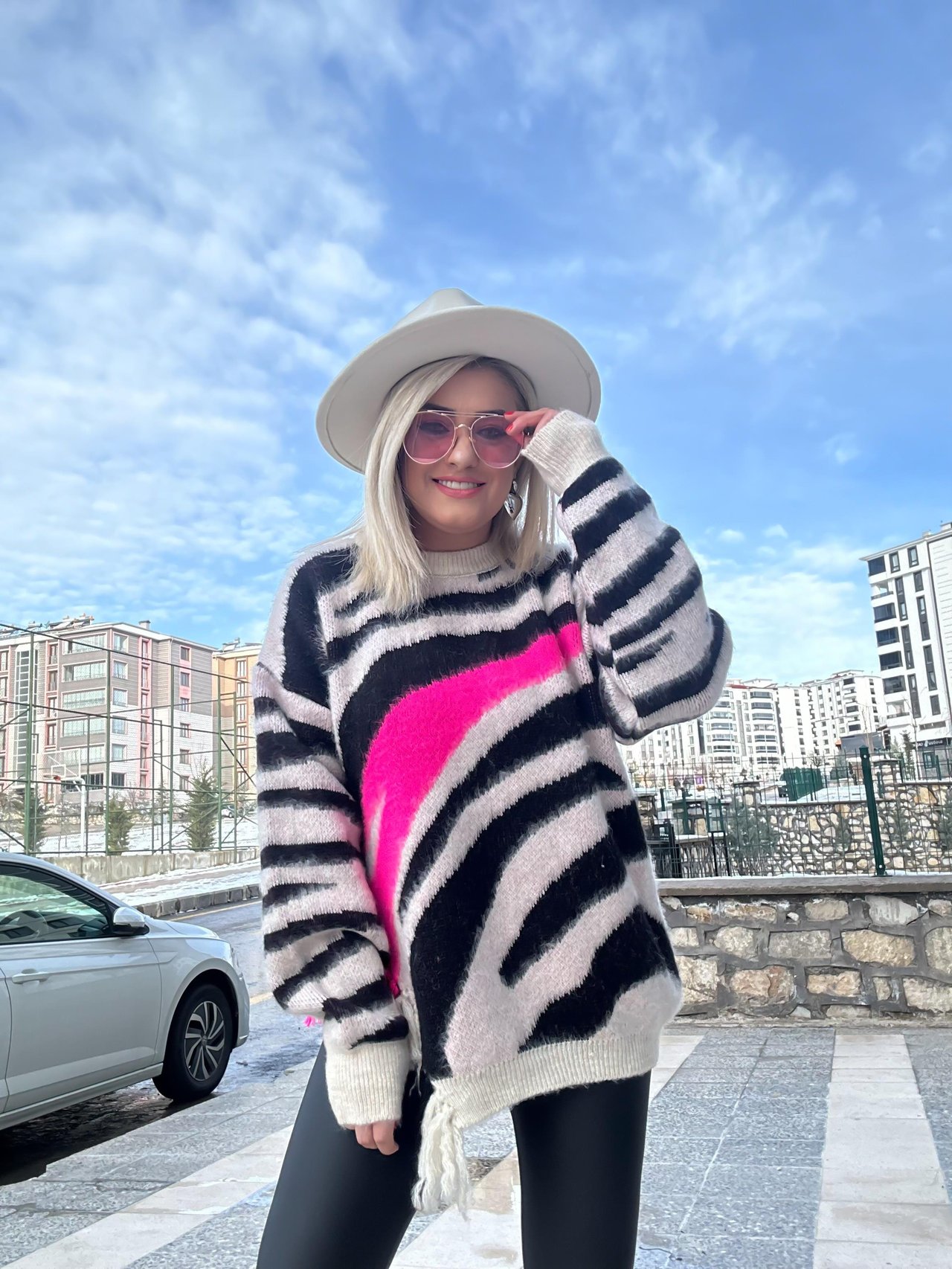Zebra Desenli Püskülü Kazak Vizon Neon Pembe-23KUST000067