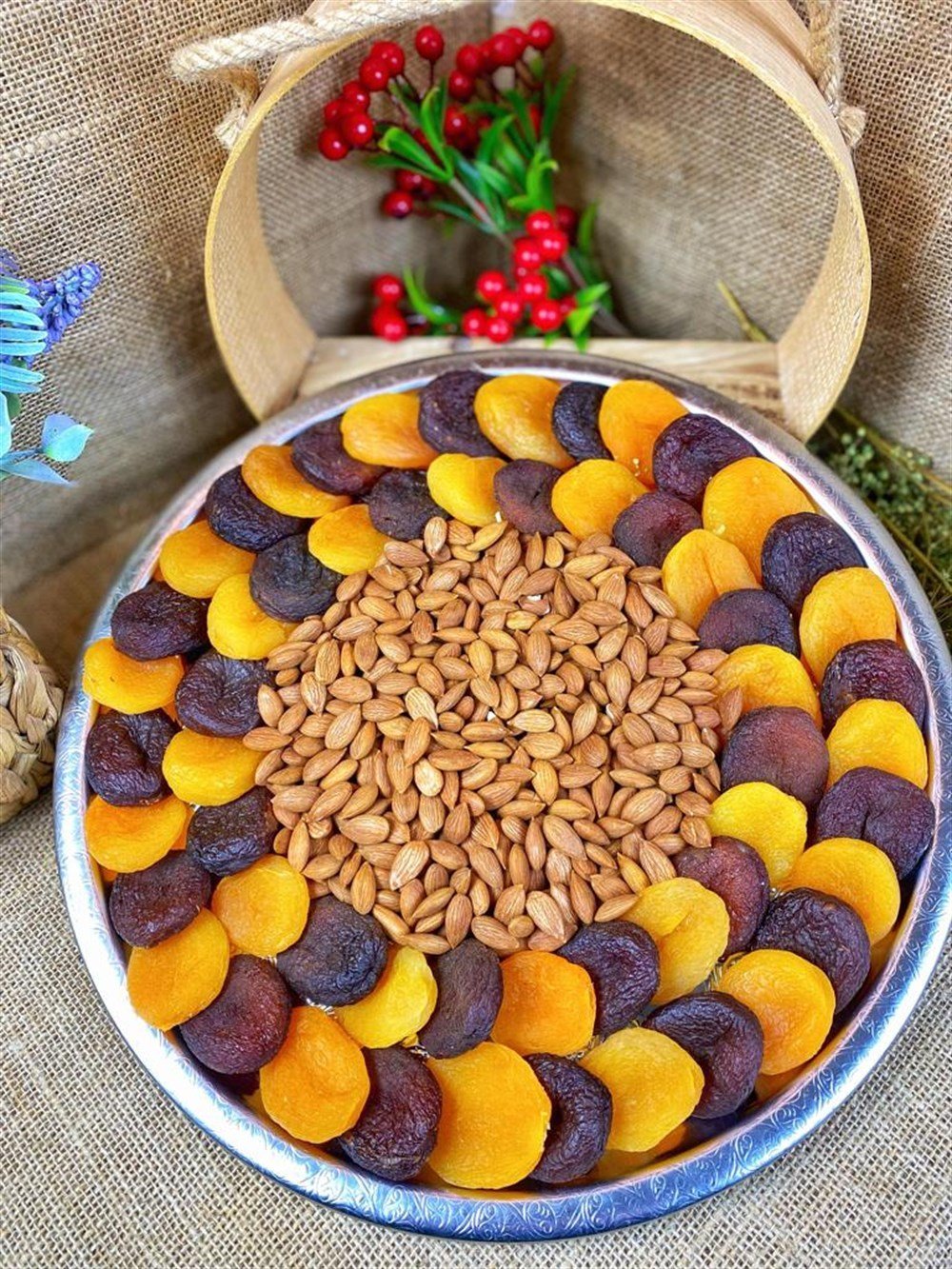 İŞLEMELİ TEPSİDE HEDİYE KAYISI PAKETİ