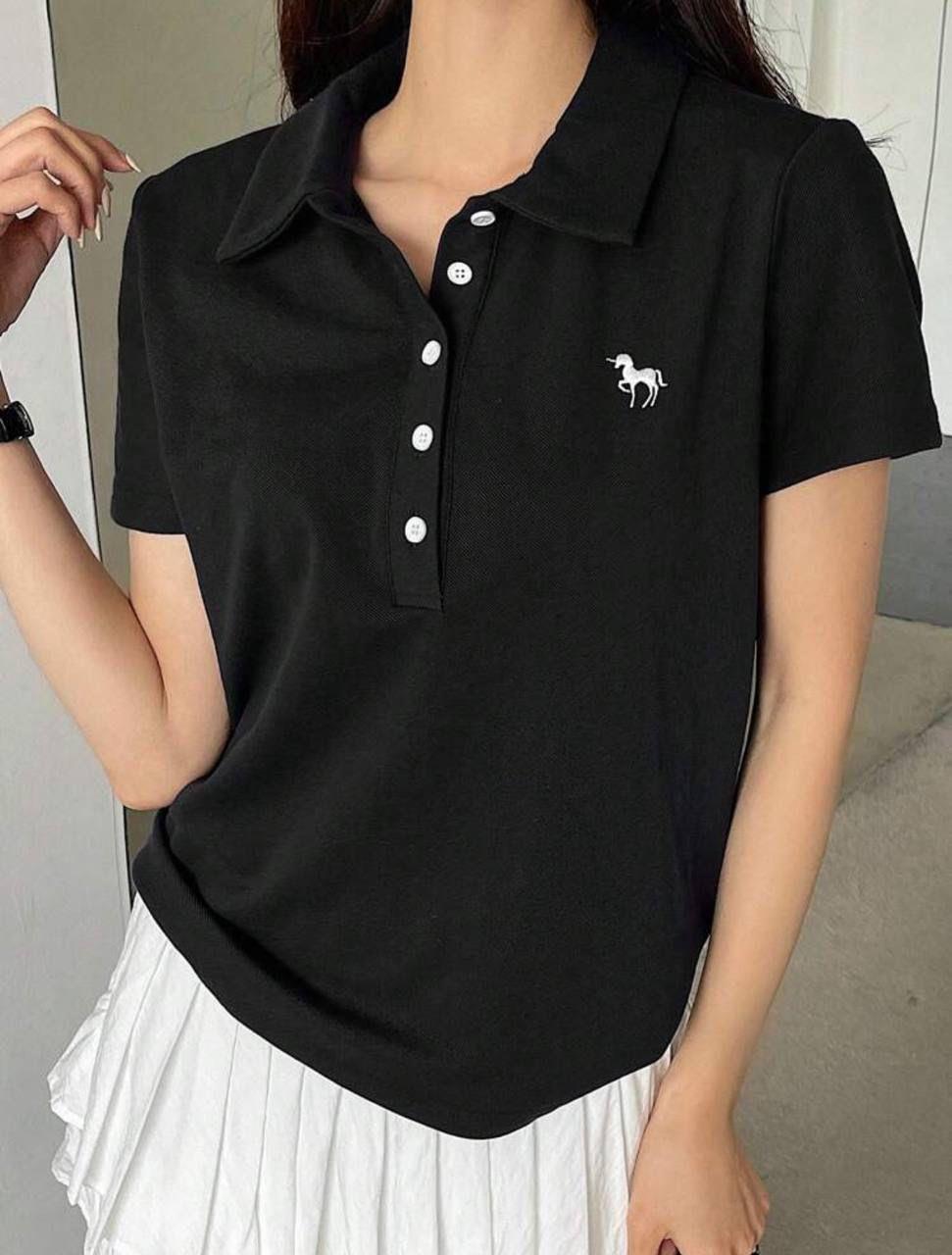 Siyah Tek Boynuzlu At Baskılı Polo Yaka Düğmeli Kısa Kol Tshirt 