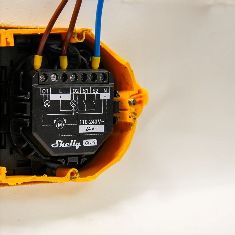 Shelly 2PM Gen3 duvar anahtarı arkası montaj örneği