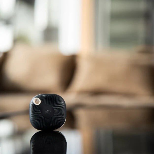 Shelly BLU Button Tough 1 Black taşınabilir akıllı buton kullanım görünümü