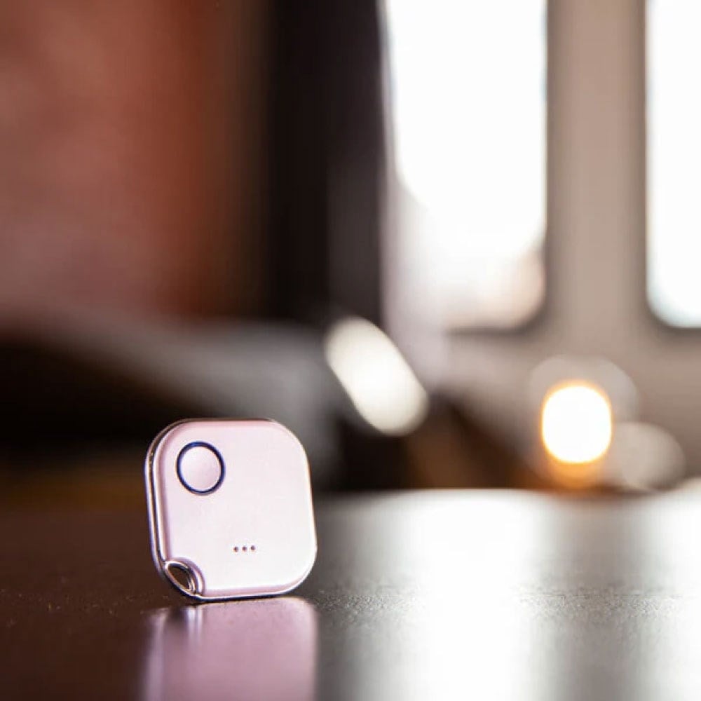 Shelly BLU Beyaz Bluetooth Akıllı Sahne Butonu masa üzerinde kullanım görünümü
