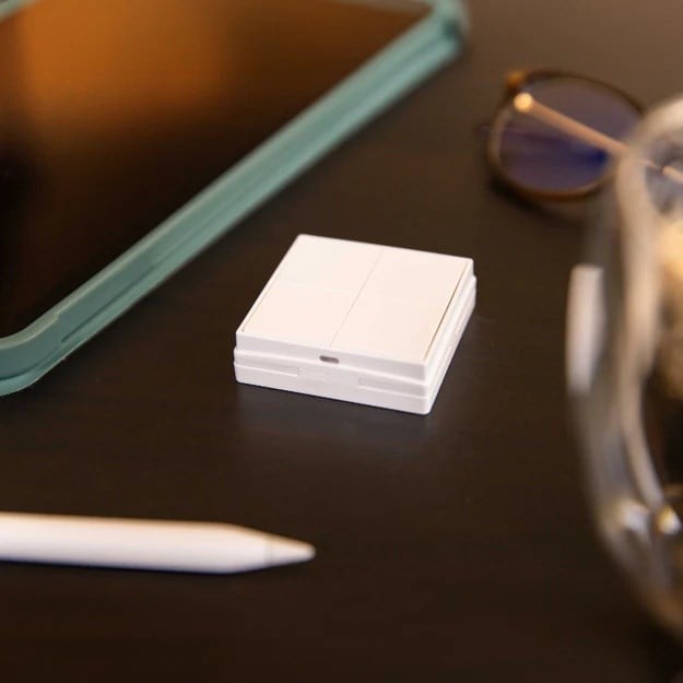 Shelly BLU 4 Tuşlu Bluetooth Bağımsız Akıllı Sahne Anahtarı masa üstü kullanım görünümü