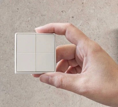 Shelly BLU 4 Tuşlu Bluetooth Akıllı Sahne Anahtarı elde boyut gösterimi
