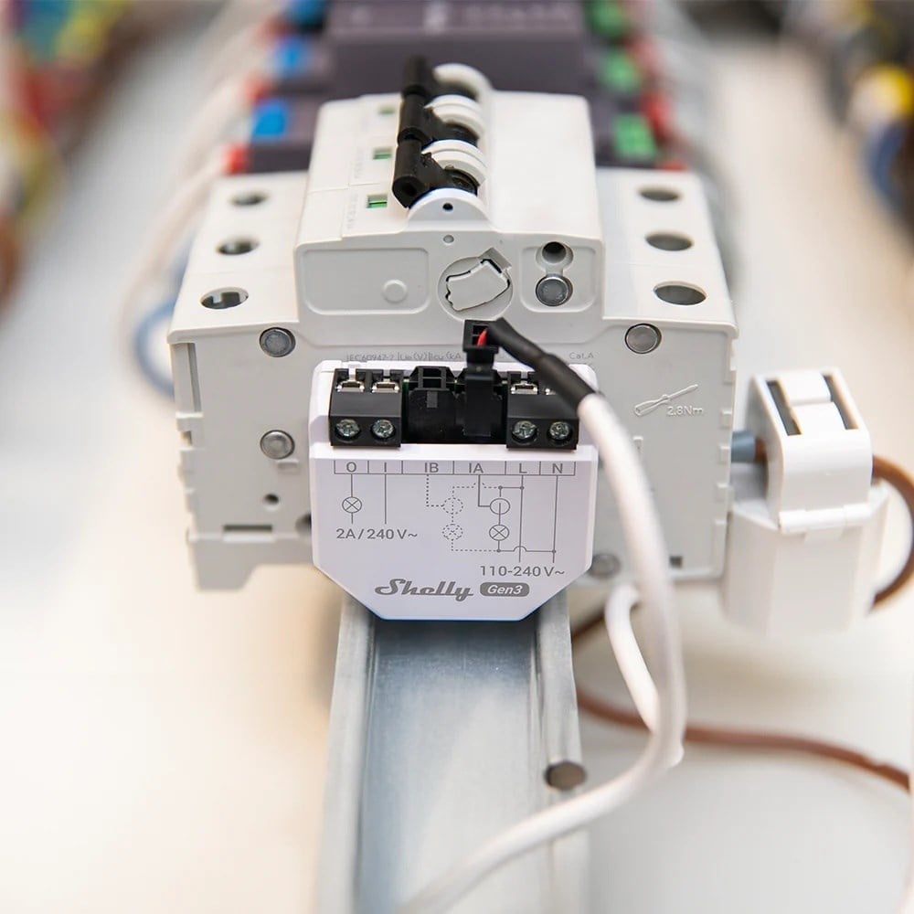 Shelly EM Gen3 akıllı enerji ölçer elektrik panosu DIN ray montaj görünümü