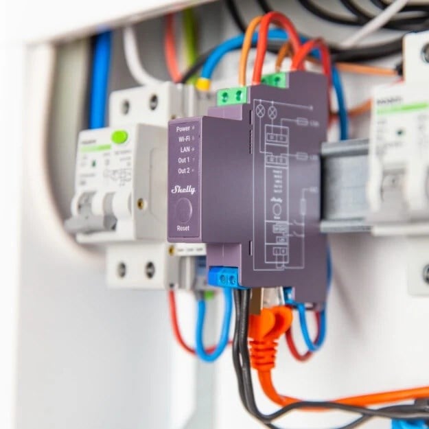 Shelly Pro 2 elektrik panosunda DIN ray montajlı akıllı röle kullanım görünümü