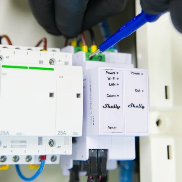 Shelly Pro 3EM-3CT63 enerji ölçer elektrik panosu DIN ray montaj görünümü